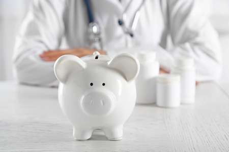 Foto: Arzt hinter Sparschwein