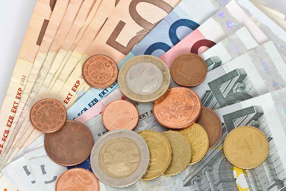 Foto: Euromünzten und -scheine