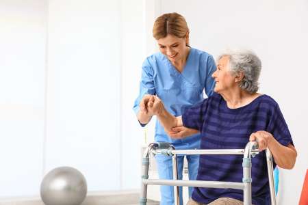 Foto: Pflegerin mit alter Dame