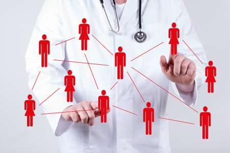 Foto: Arzt mit virtuellen Patienten als Netzwerk